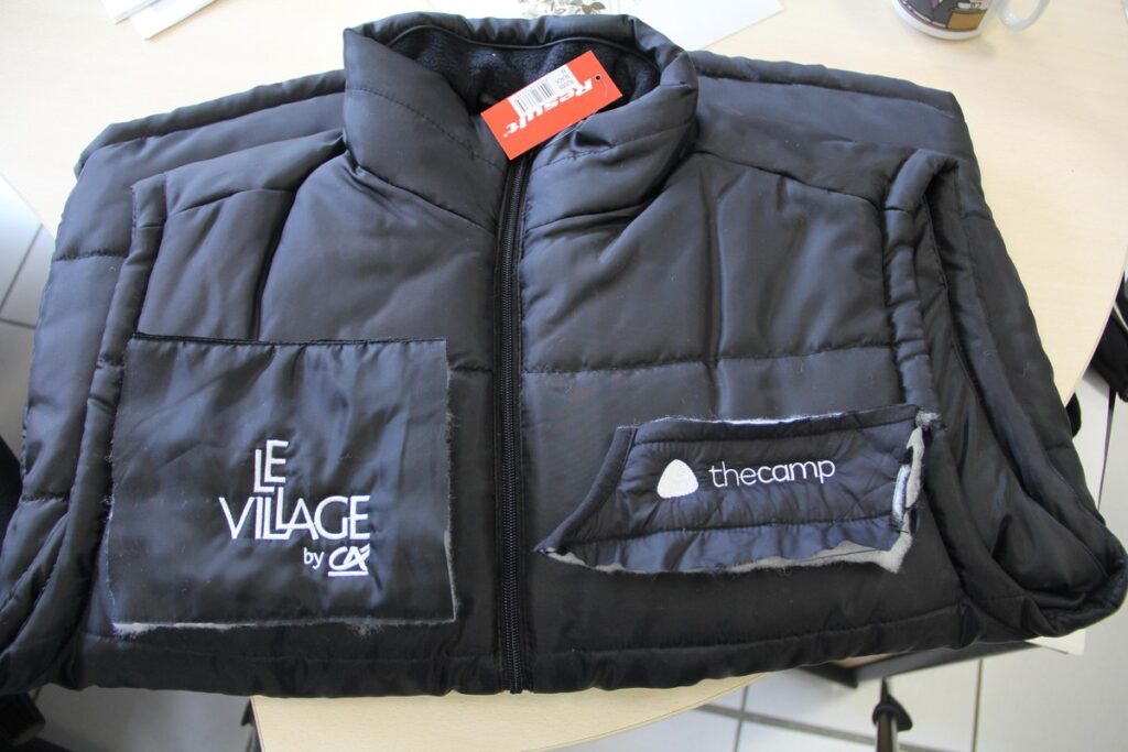 Veste doudoune Le Village by CA × The Camp | Broderie bicolore sur deux emplacements | Rendu haut-de-gamme