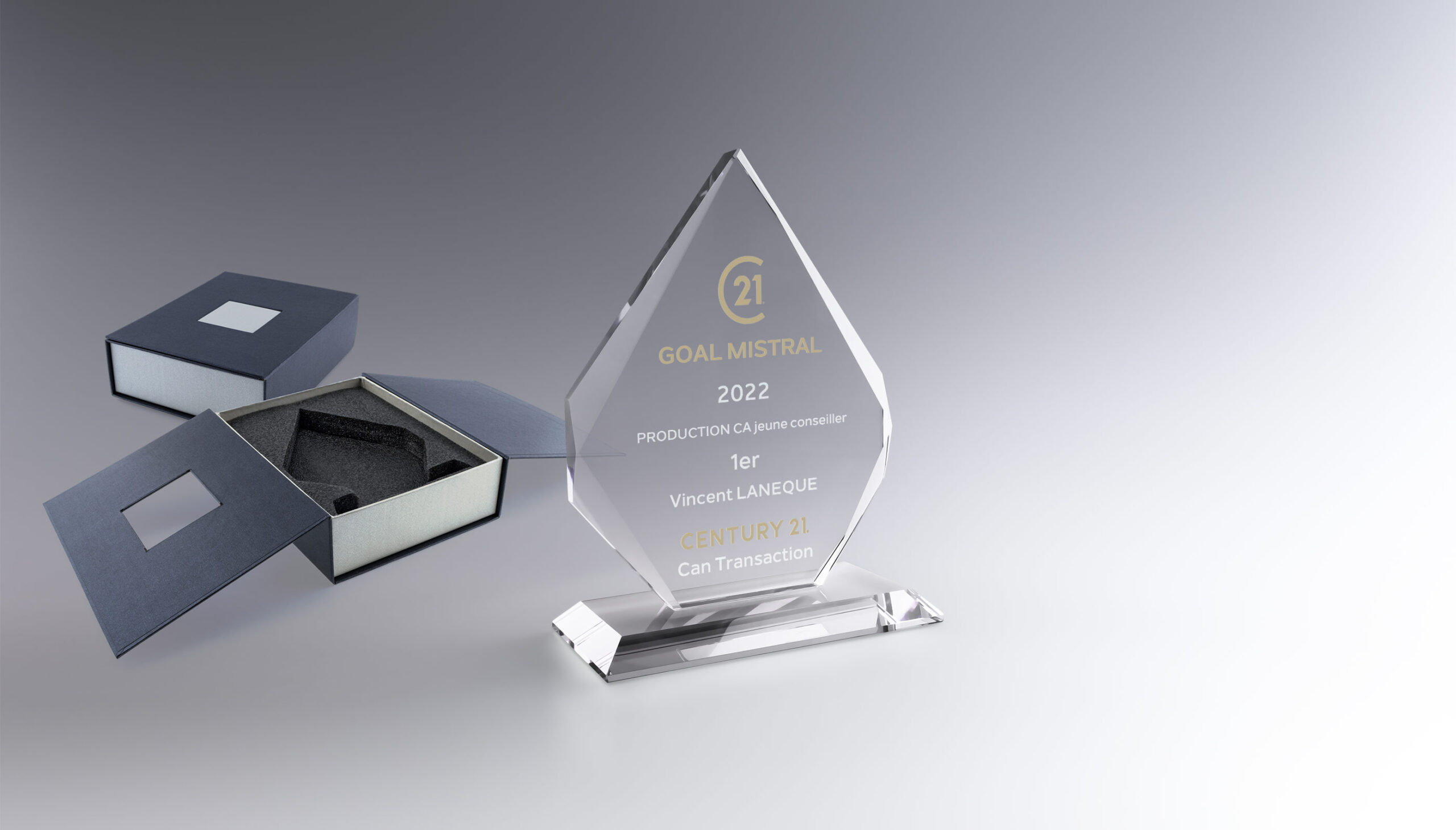 Trophée personnalisé Century 21 PLA162 réalisé et marqué en France par Promosapiens, cadeau d'affaires premium petite série Aix-en-Provence
