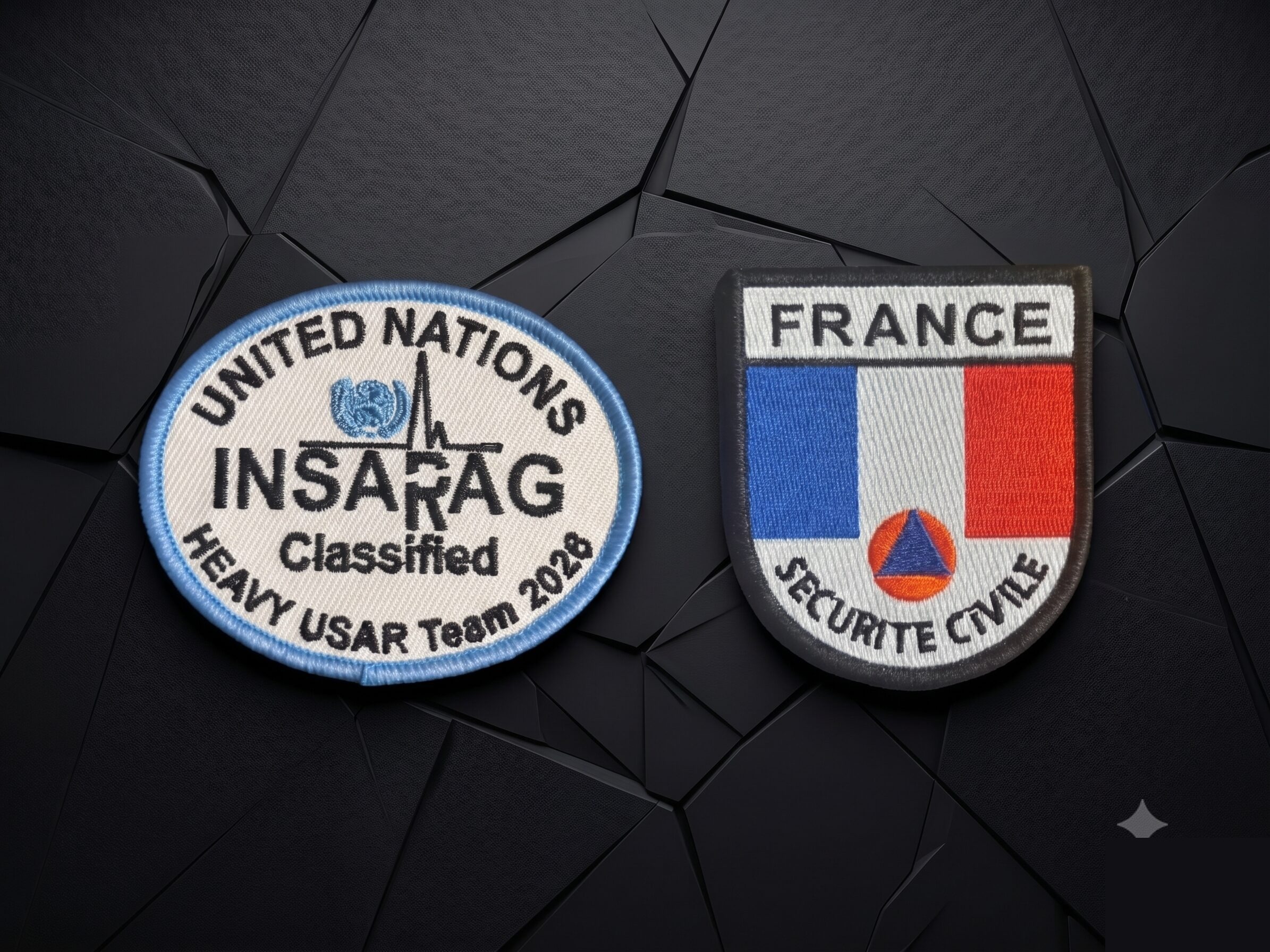 Écussons brodés de l'équipe française FRA-03 classée INSARAG Heavy USAR (certification ONU des équipes de secours en milieu effondré) et blason France Sécurité Civile, réalisés par Promosapiens