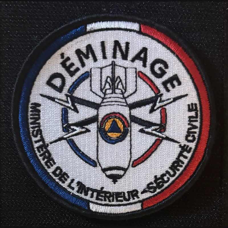 Écusson Déminage de la DGSCGC (Direction Générale de la Sécurité Civile et de la Gestion des Crises) en broderie et PVC, réalisé par Promosapiens à Aix-en-Provence