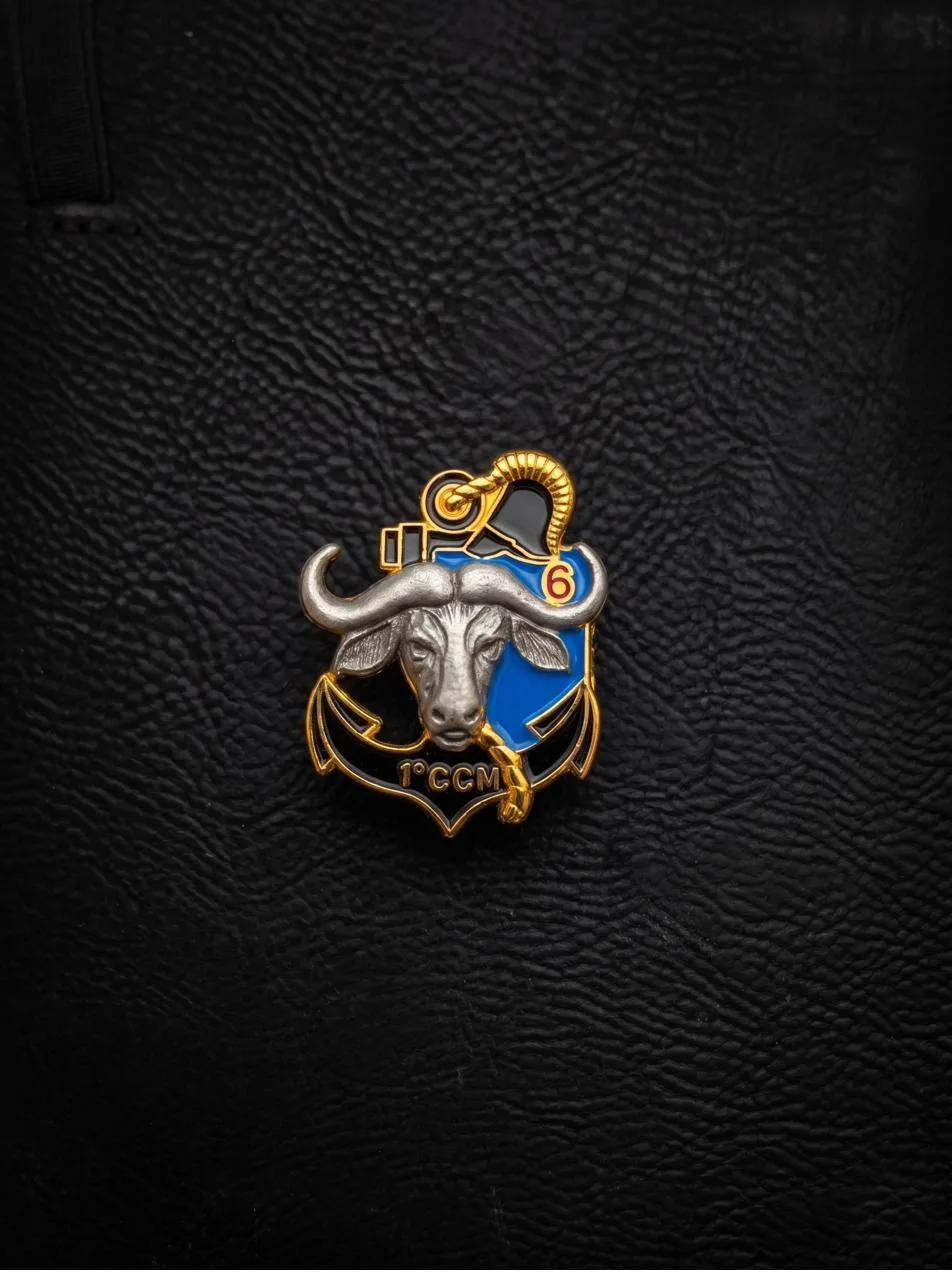 Insigne 1°CCM, 1ère compagnie de combat du 6e régiment du génie, zamac émaillé double finition vieil étain et doré brillant, tête de buffle en relief 3D, Promosapiens Aix-en-Provence