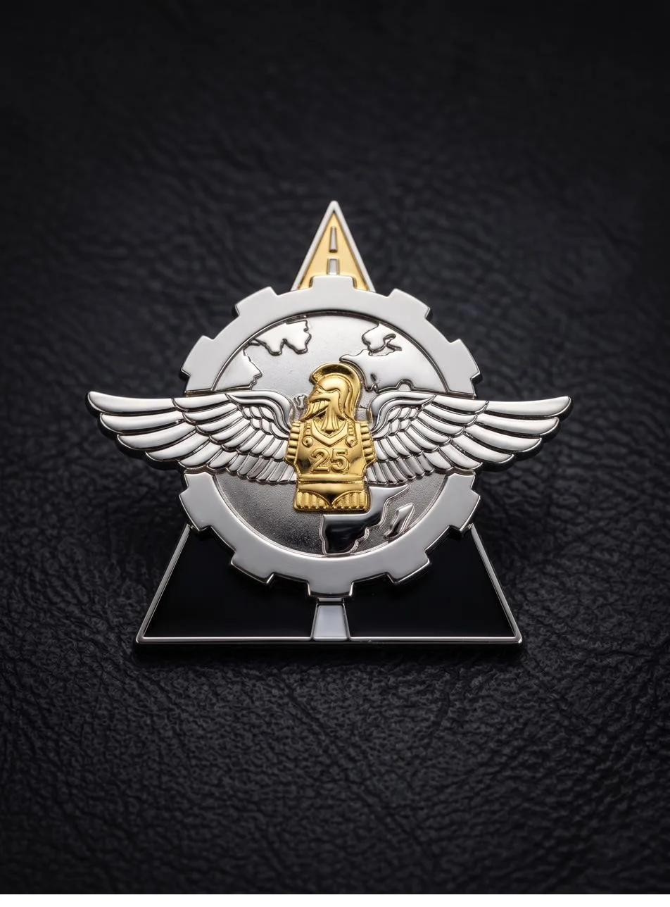 Insigne de la CCL du 25e régiment du génie de l’air en zamac, base nickel brillant et appliques rivetées nickel satin et doré brillant, relief 3D, réalisé par Promosapiens