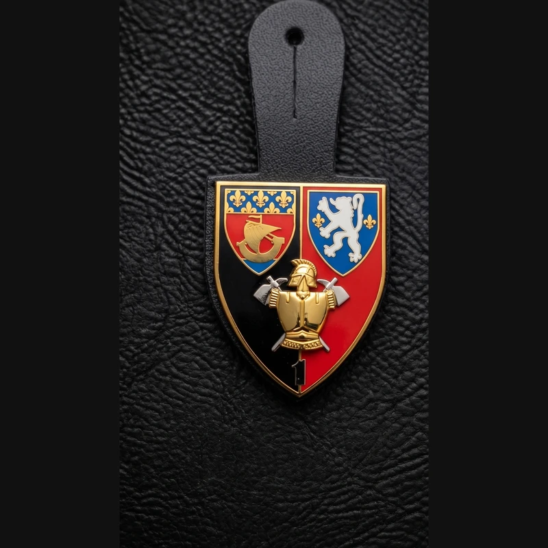 Insigne métallique, pucelle, du 1er RIISC en zamac émaillé, fabrication Promosapiens
