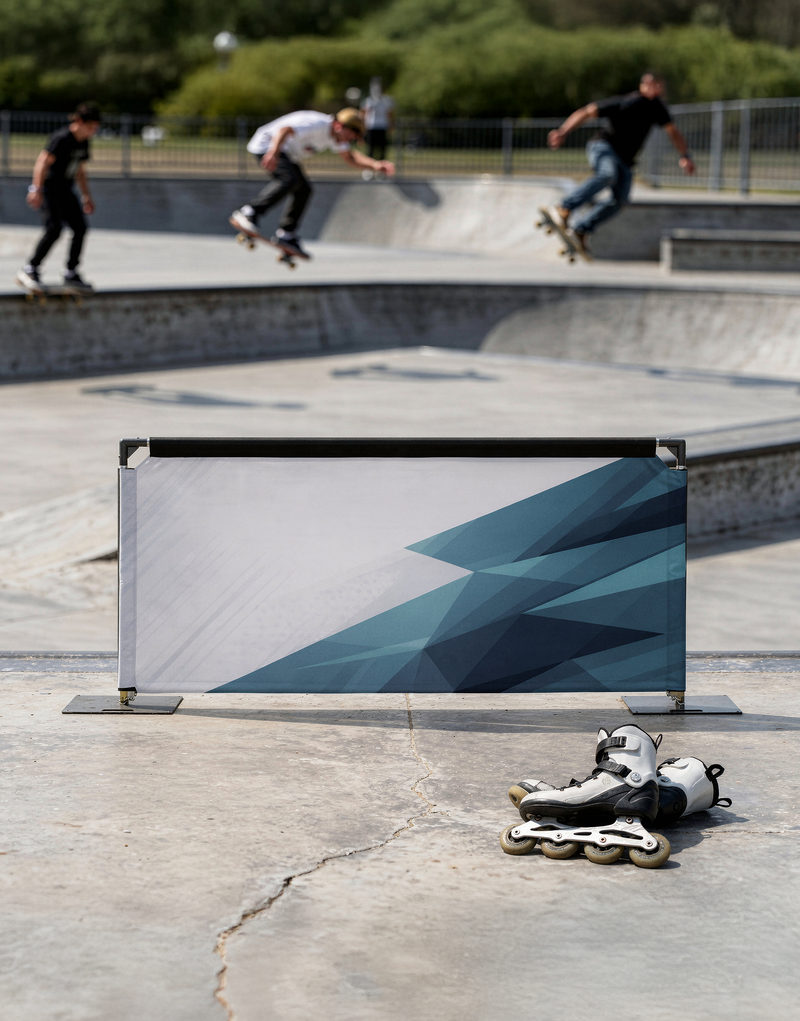 Barrière publicitaire 2 × 1 m personnalisable, gamme PATH FLAG