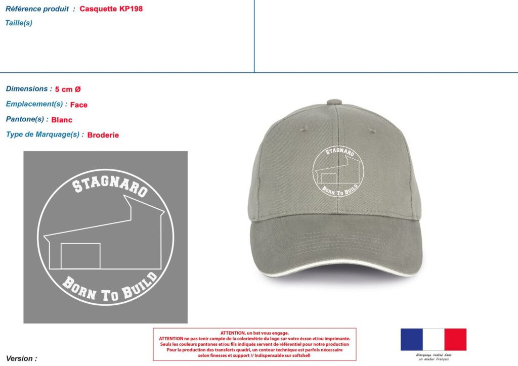 Bon à tirer d'une casquette grise, broderie fil blanc d'un logo circulaire de 5 cm de diamètre centré sur la couture