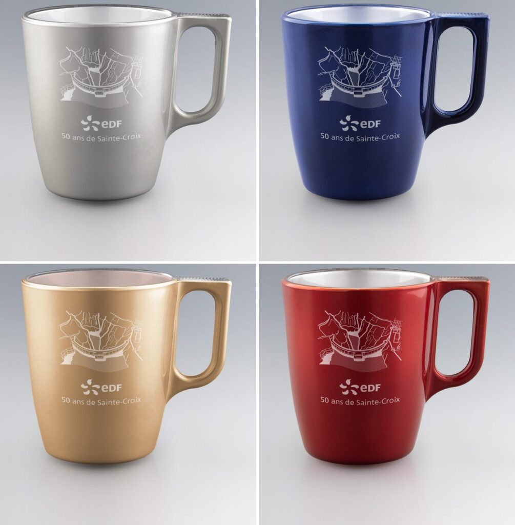 Quatre mugs de couleurs différentes gravés au laser avec le même logo, rendus comparés