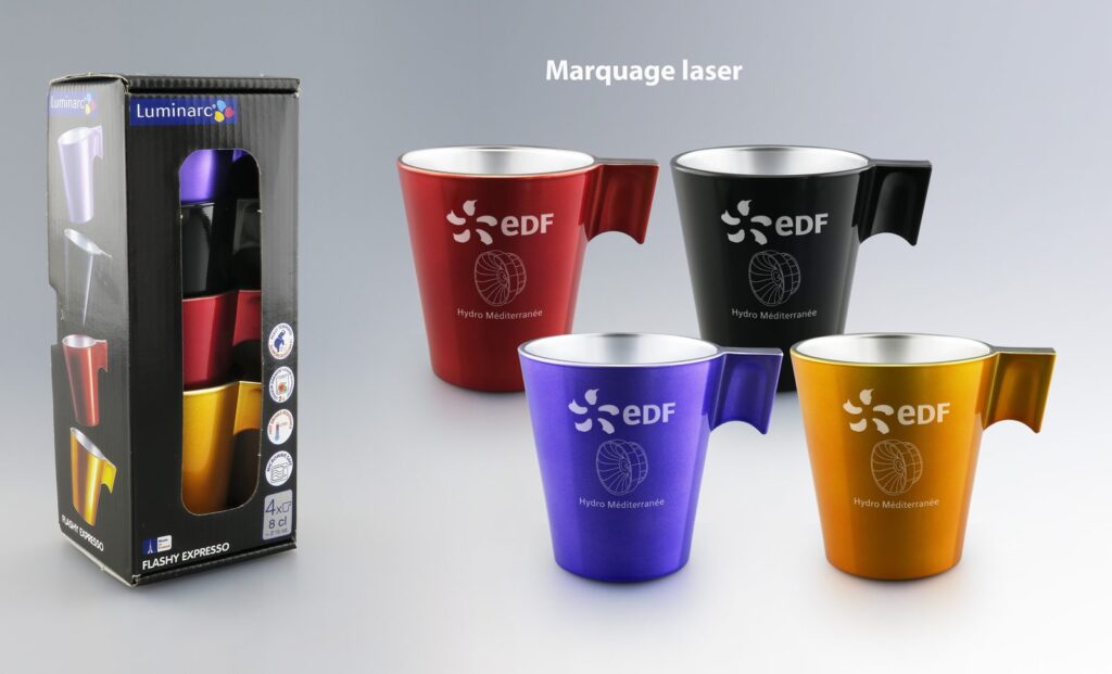 Quatre tasses expresso colorées gravées au laser et leur emballage fabriqué en France