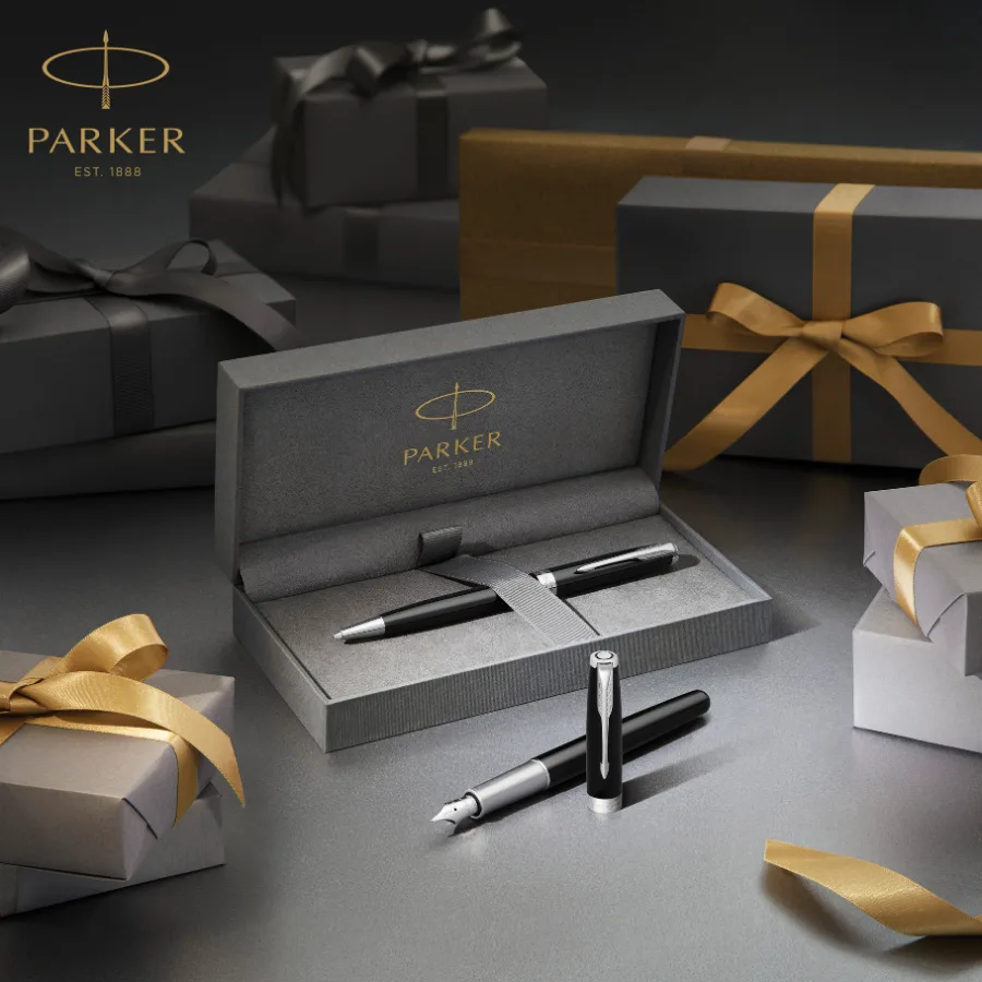 Stylo Parker Sonnet dans son coffret parmi des paquets cadeaux, cadeau d'affaires de prestige
