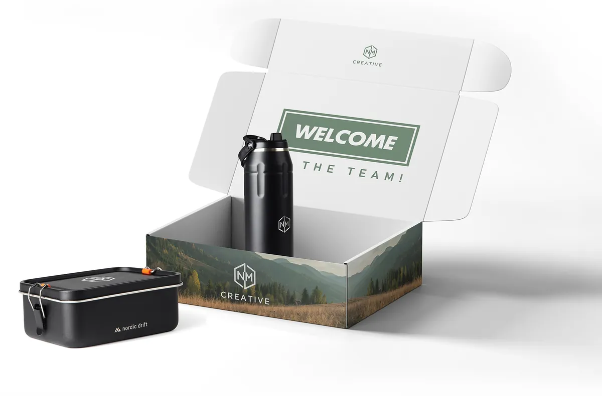 Coffret cadeau imprimé aux couleurs d'une entreprise, ouvert, contenant une gourde et une boîte repas marquées au logo